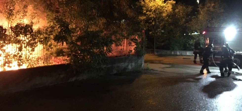 Incendio nella notte nel parcheggio di una ditta, va a fuoco un furgoncino